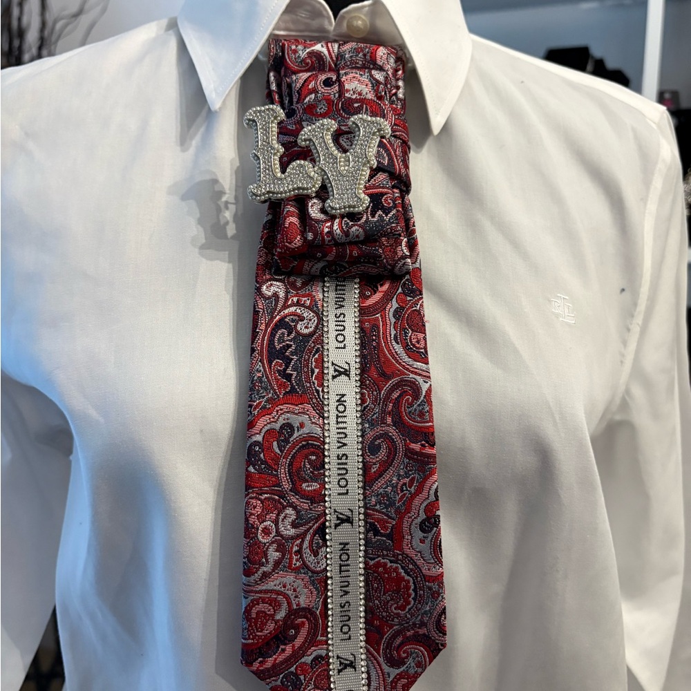Elegant Paisley Tie with Silver Highlights